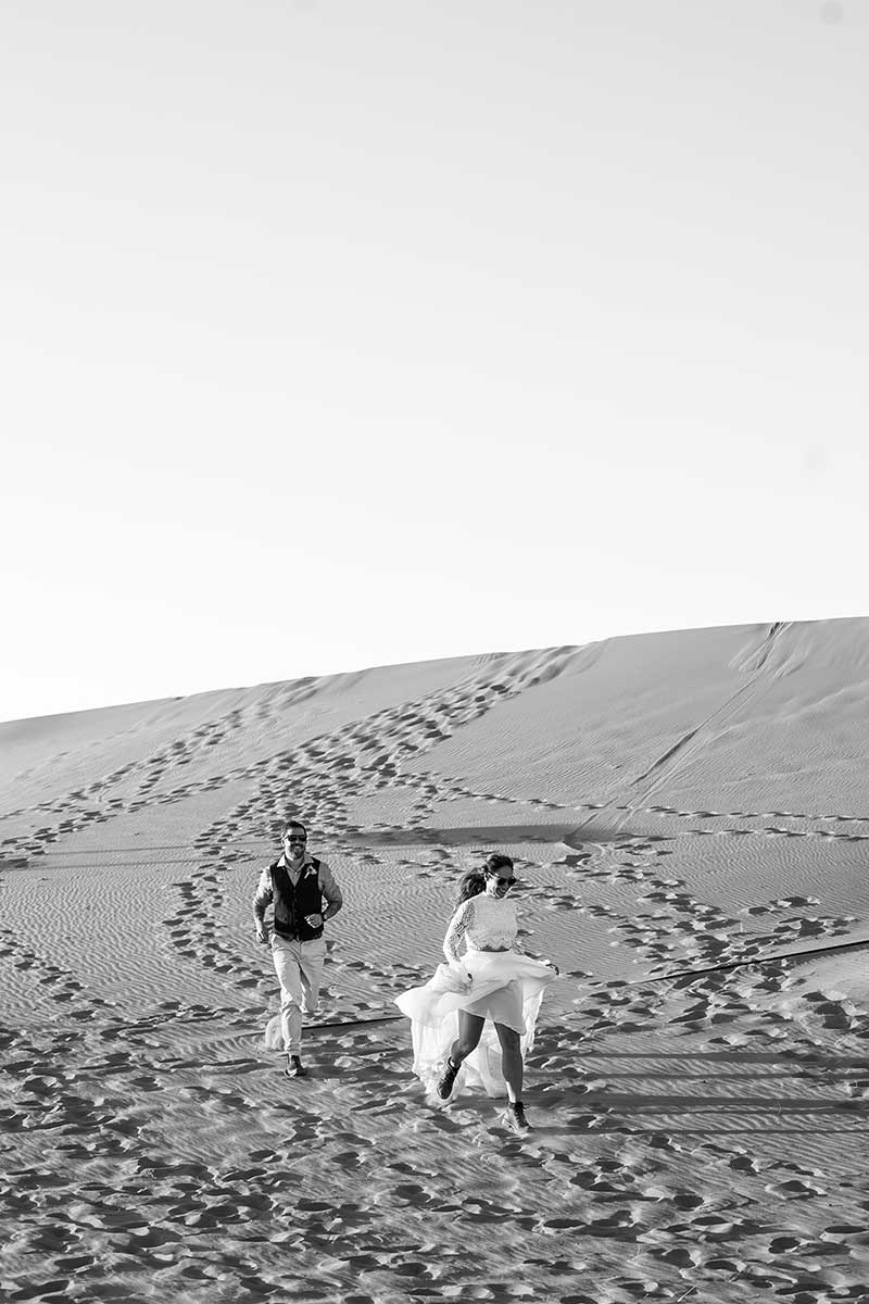 pareja corriendo desierto - El hotel