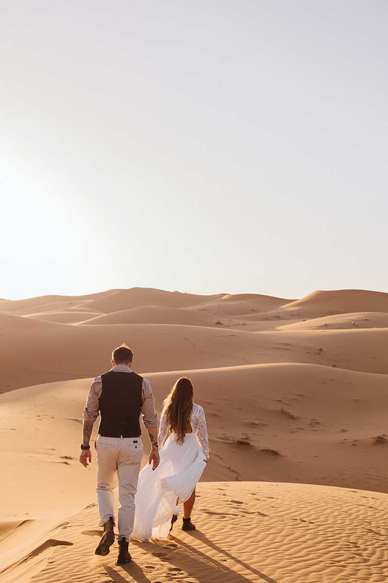 pareja desierto - El hotel